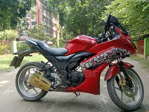 সুজুকি জিক্সার ২০১৭ লাল