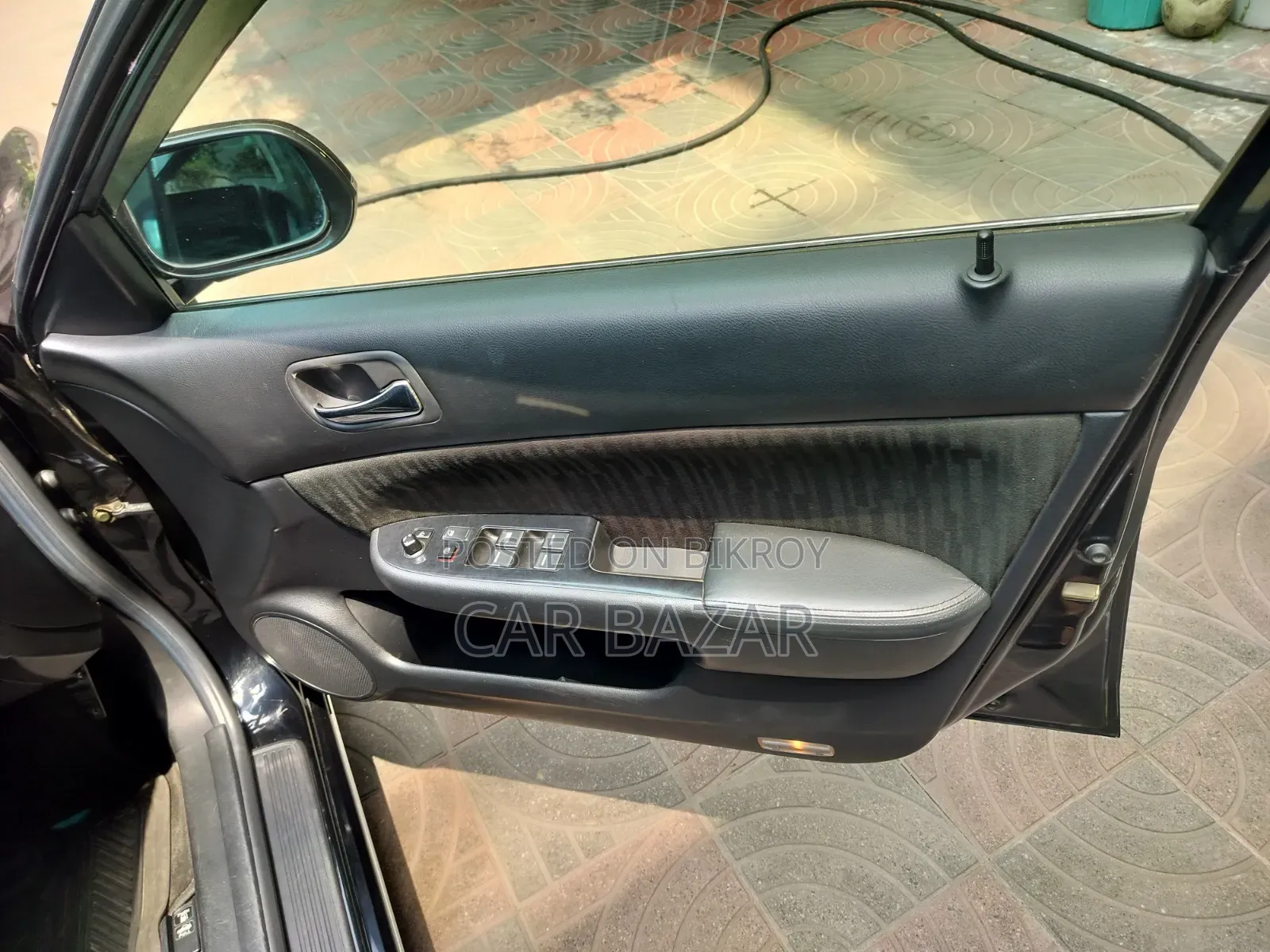 মিতসুওকা নুয়েরা ২০১১ ম্যাট ব্ল্যাক