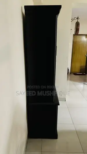 ক্রোকারিজ শোকেস