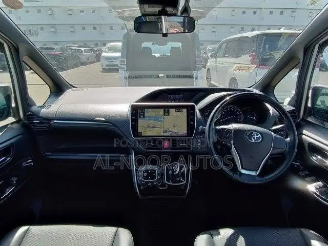 টয়োটা এসকুইয়ার ২০২১ সিলভার
