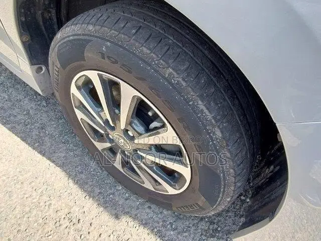 টয়োটা এসকুইয়ার ২০২১ সিলভার