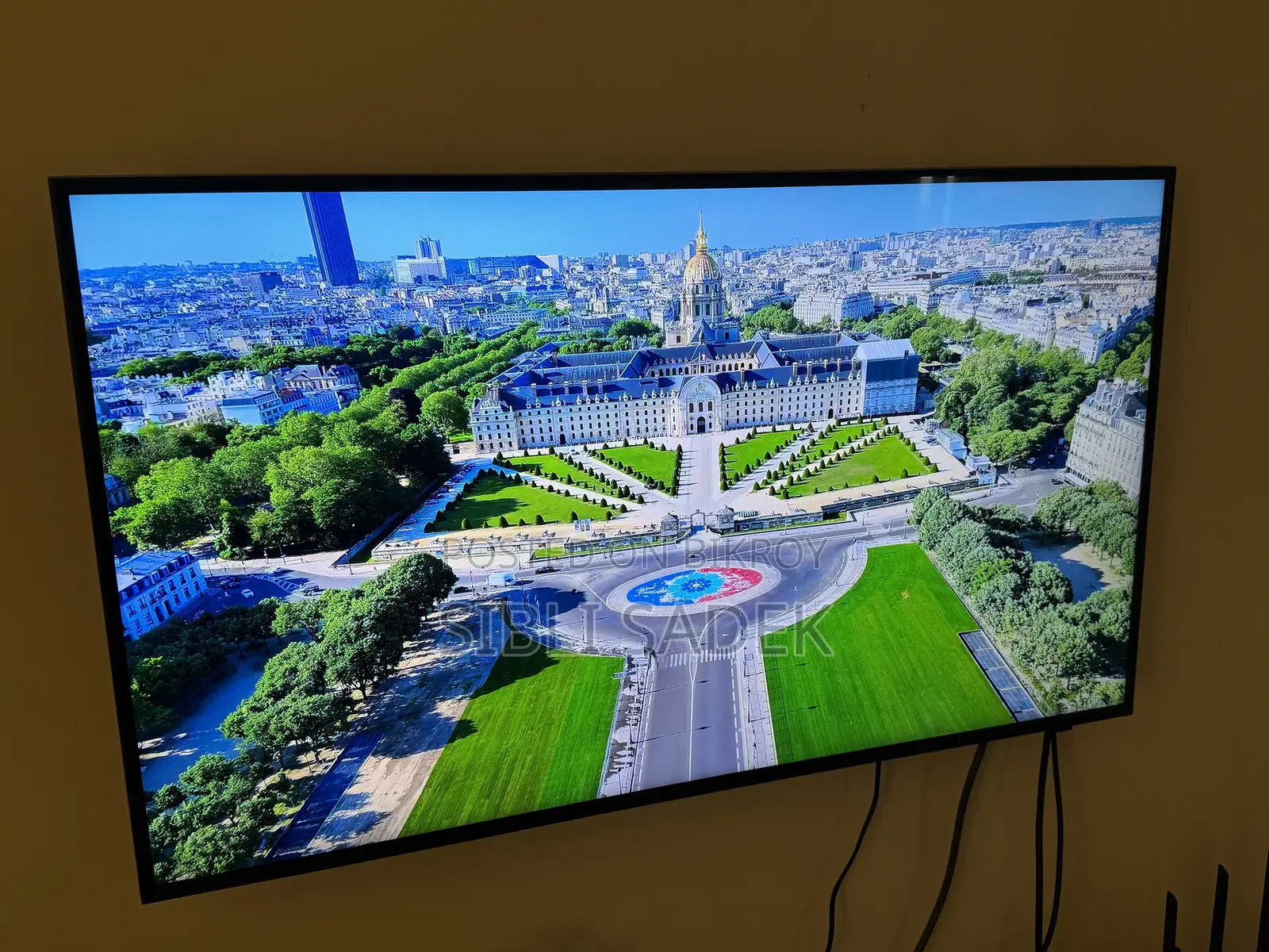 QLED 43 Inch TV (Excellent Condition)