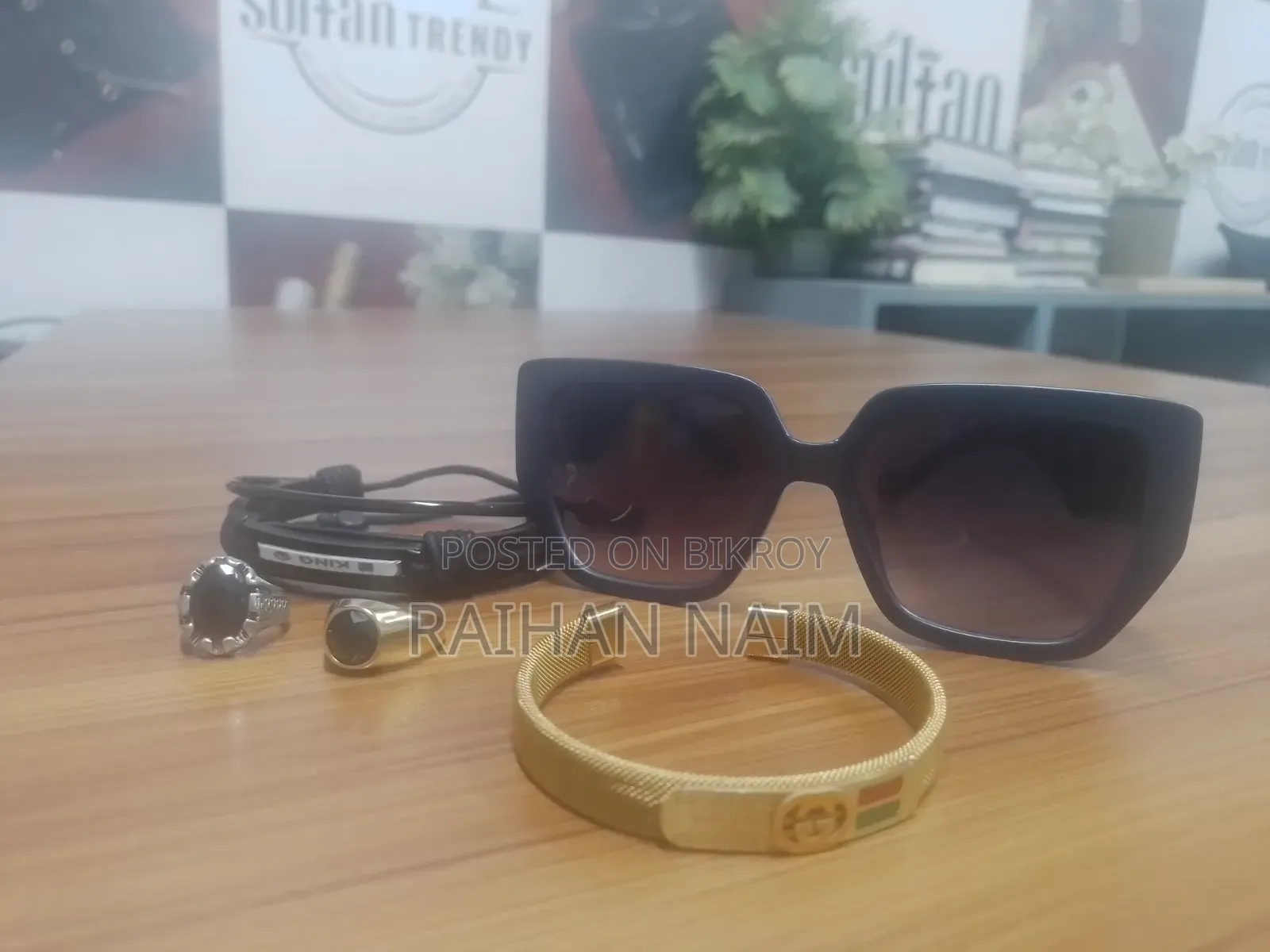 পিকচার দেখেন, দুইটা আপসলেট, দুইটা রিং, একটা সানগ্লাস,