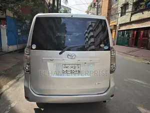 টয়োটা ভোক্সি জেডএস কিরামেকেই ২ ২ডাব্লুডি ৭-সিটার ২০০৯ সিলভার