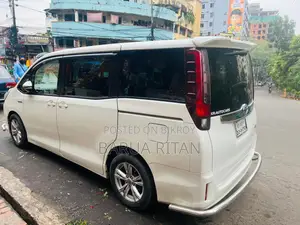 Toyota Noah 1.8 FWD Hybrid (৭ সিটার) ২০১৫ পার্ল