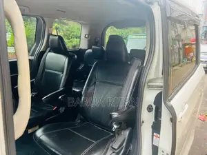 Toyota Noah 1.8 FWD Hybrid (৭ সিটার) ২০১৫ পার্ল