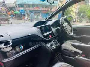 Toyota Noah 1.8 FWD Hybrid (৭ সিটার) ২০১৫ পার্ল