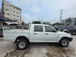 মিতসুবিশি এল২০০ ২০০৬ সাদা