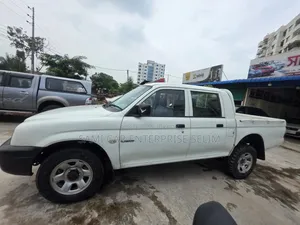 মিতসুবিশি এল২০০ ২০০৬ সাদা