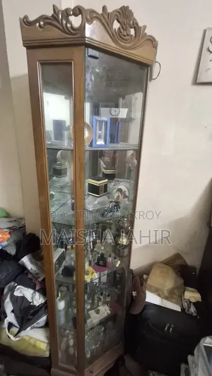 Corner Showcase
