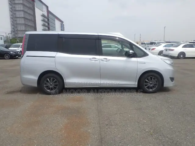Toyota Noah 2021 Silver