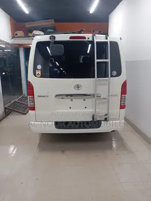 Toyota HiAce 2021 সাদা