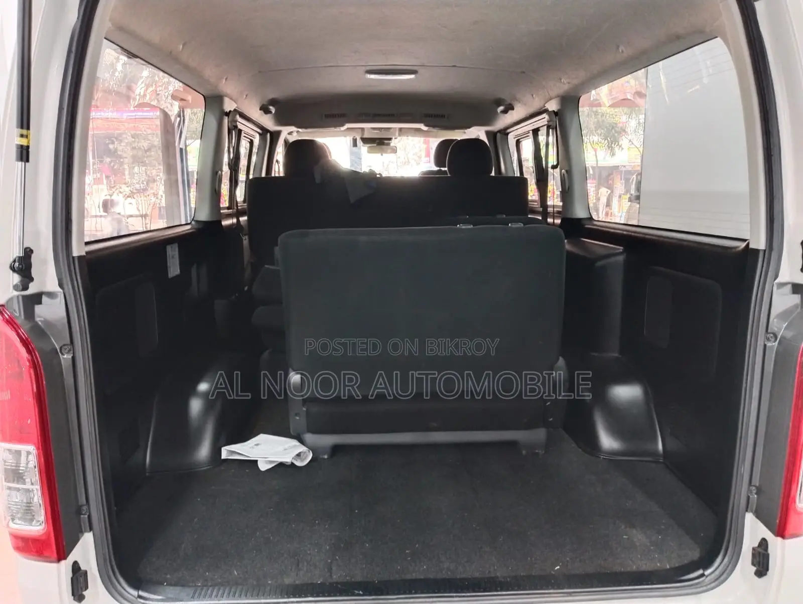 Toyota HiAce 2021 সাদা