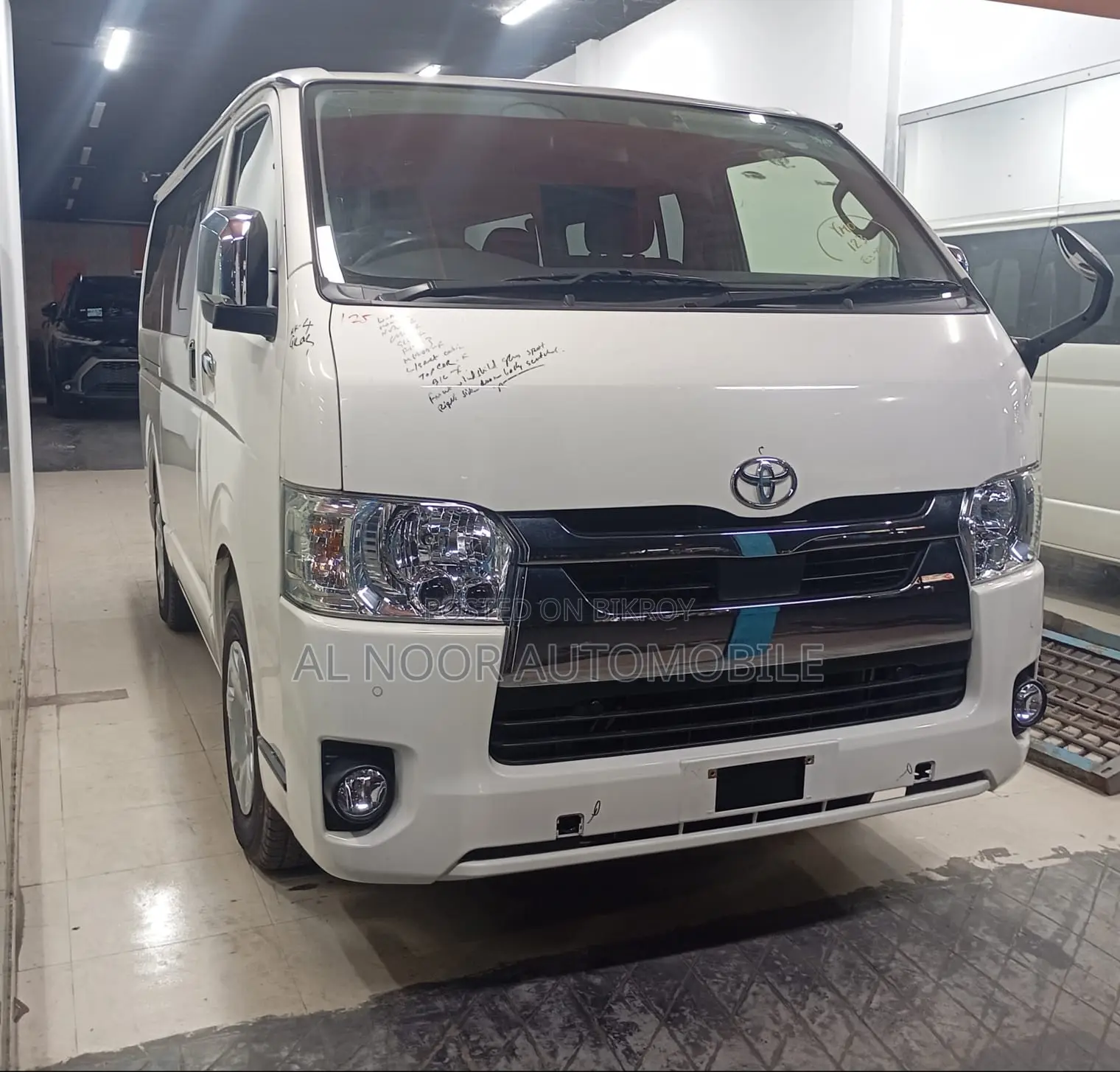 Toyota HiAce 2021 সাদা