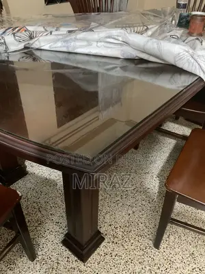 ৬ সিটারের ডাইনিং টেবিল কিন্তু টেবিলটি ৮ সিটারের। উপাদান-বোর্ড