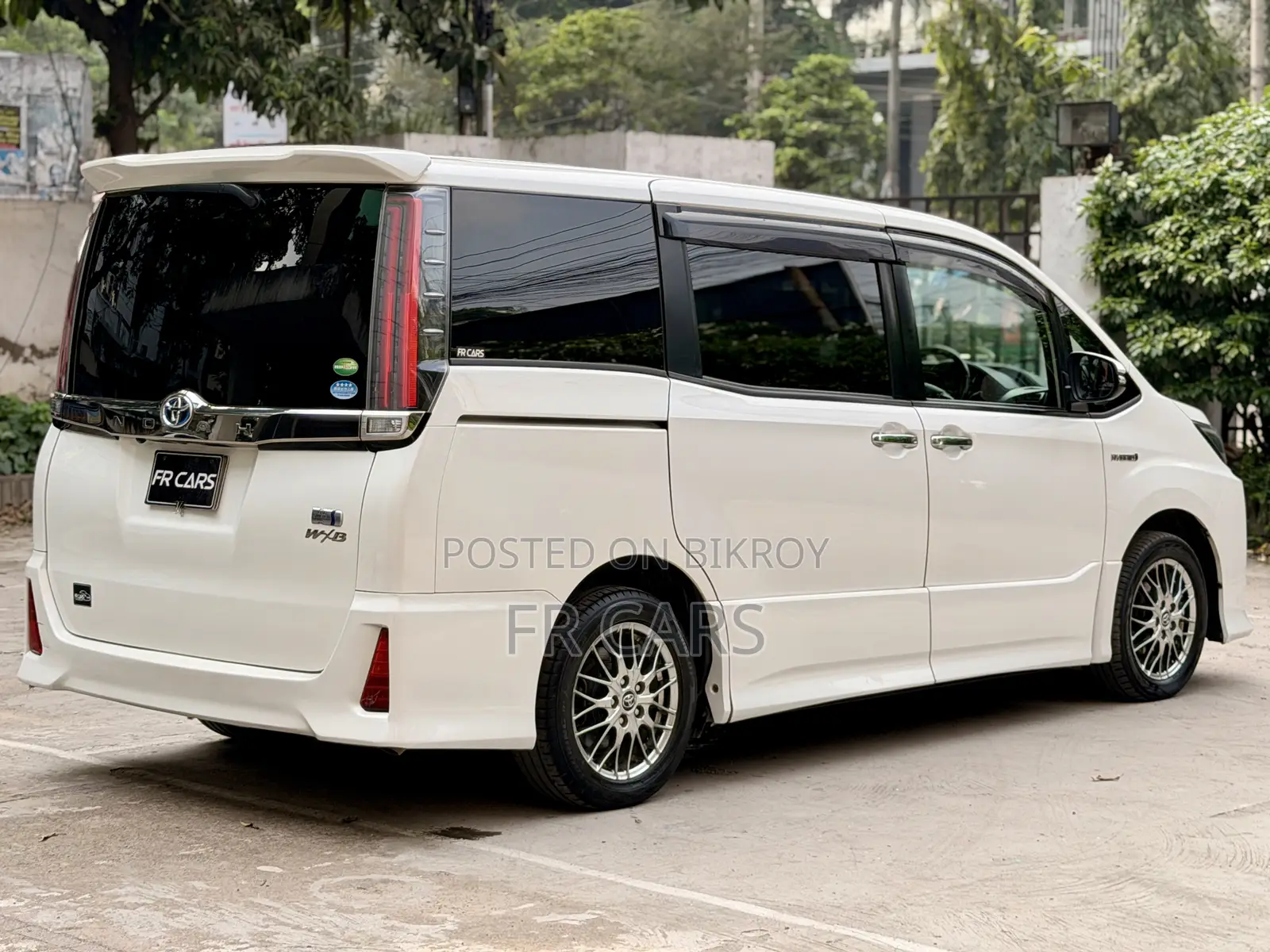 টয়োটা নোয়া ১.৮ এফডব্লিউডি হাইব্রিড (৭ সিটার) ২০১৮ পার্ল