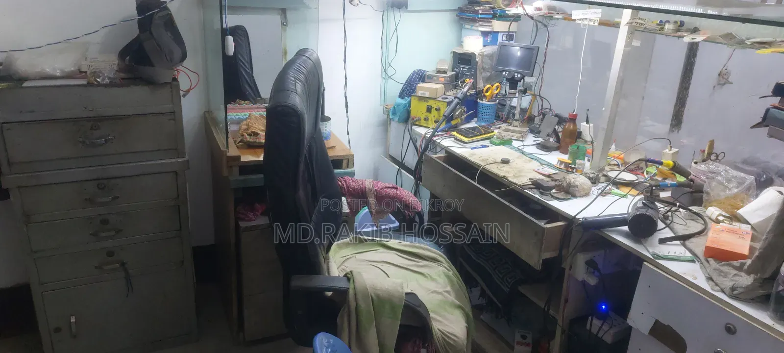 দোকানের জিনিস বিক্রি