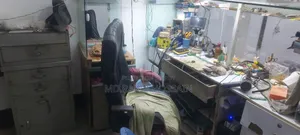 দোকানের জিনিস বিক্রি