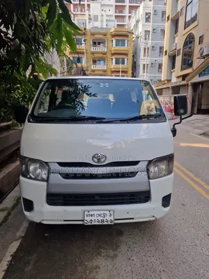 টয়োটা হাইয়েস ২০১৭ সাদা