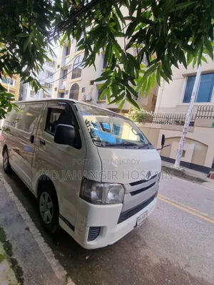 টয়োটা হাইয়েস ২০১৭ সাদা