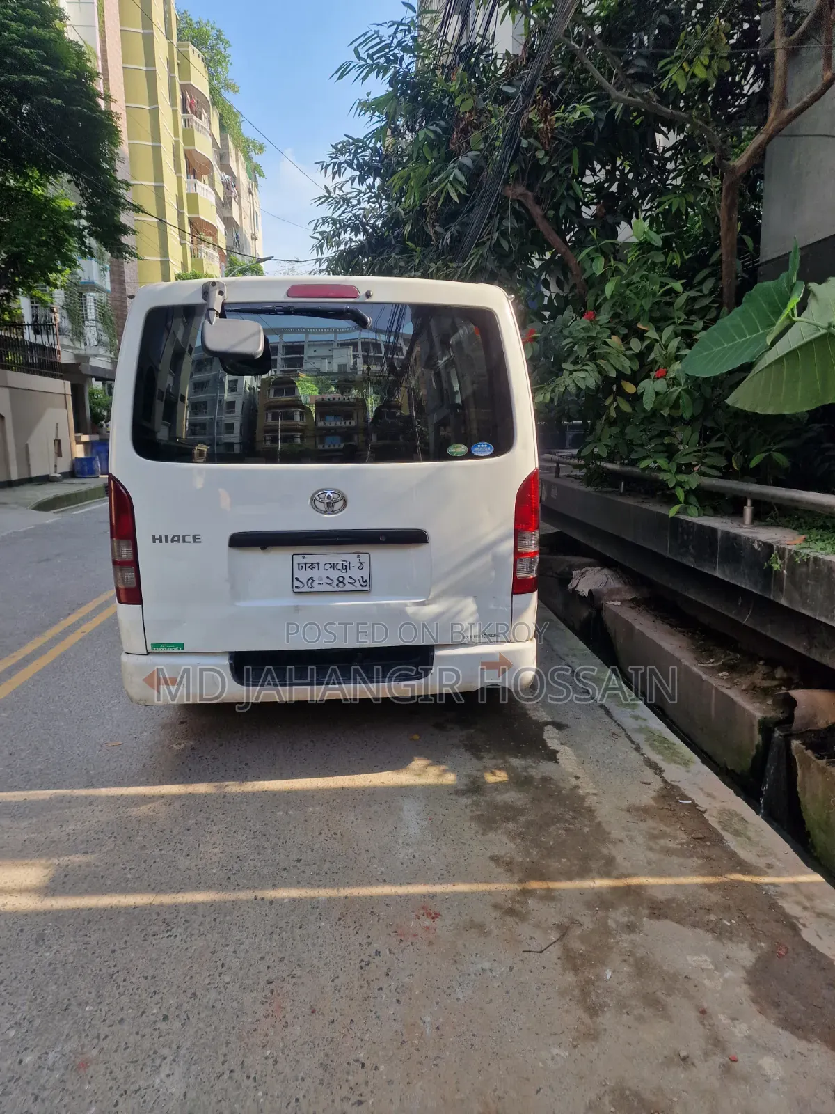 টয়োটা হাইয়েস ২০১৭ সাদা
