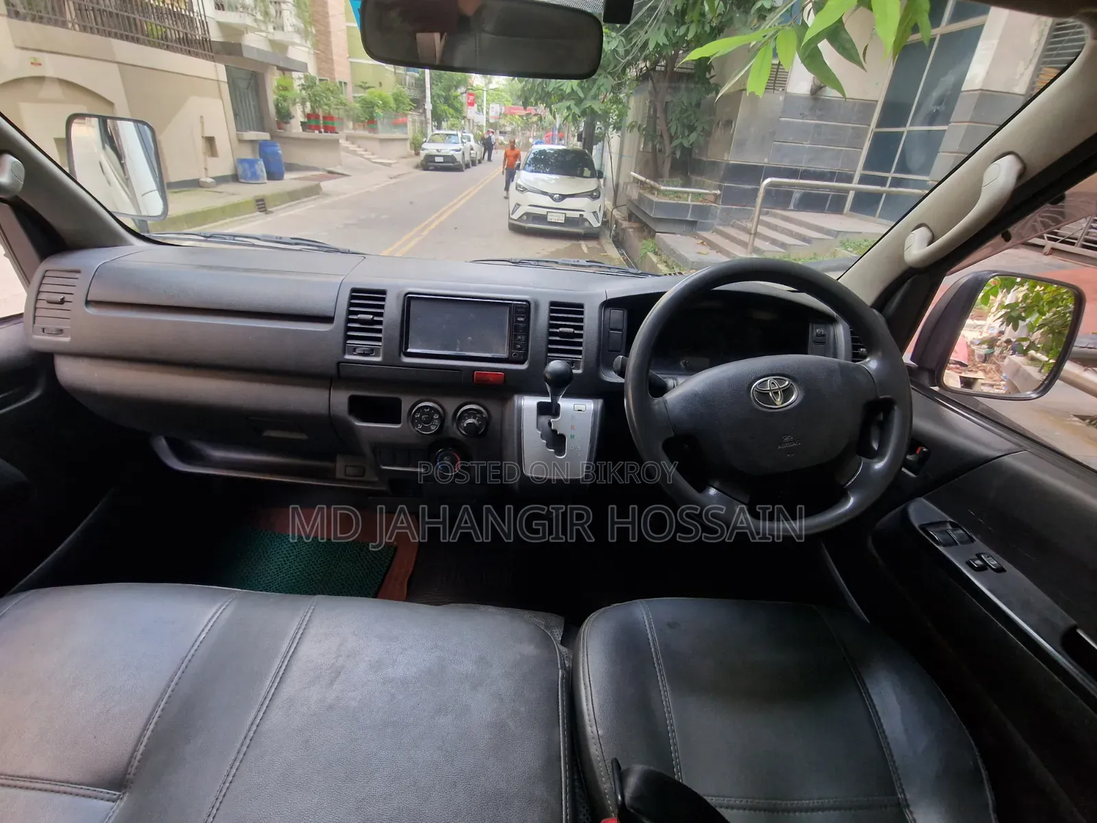 টয়োটা হাইয়েস ২০১৭ সাদা