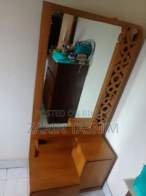 ড্রেসিং টেবিল