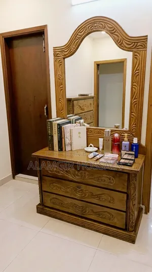 এলিগ্যান্ট কার্ভড সেগুন কাঠের ড্রেসিং ইউনিট