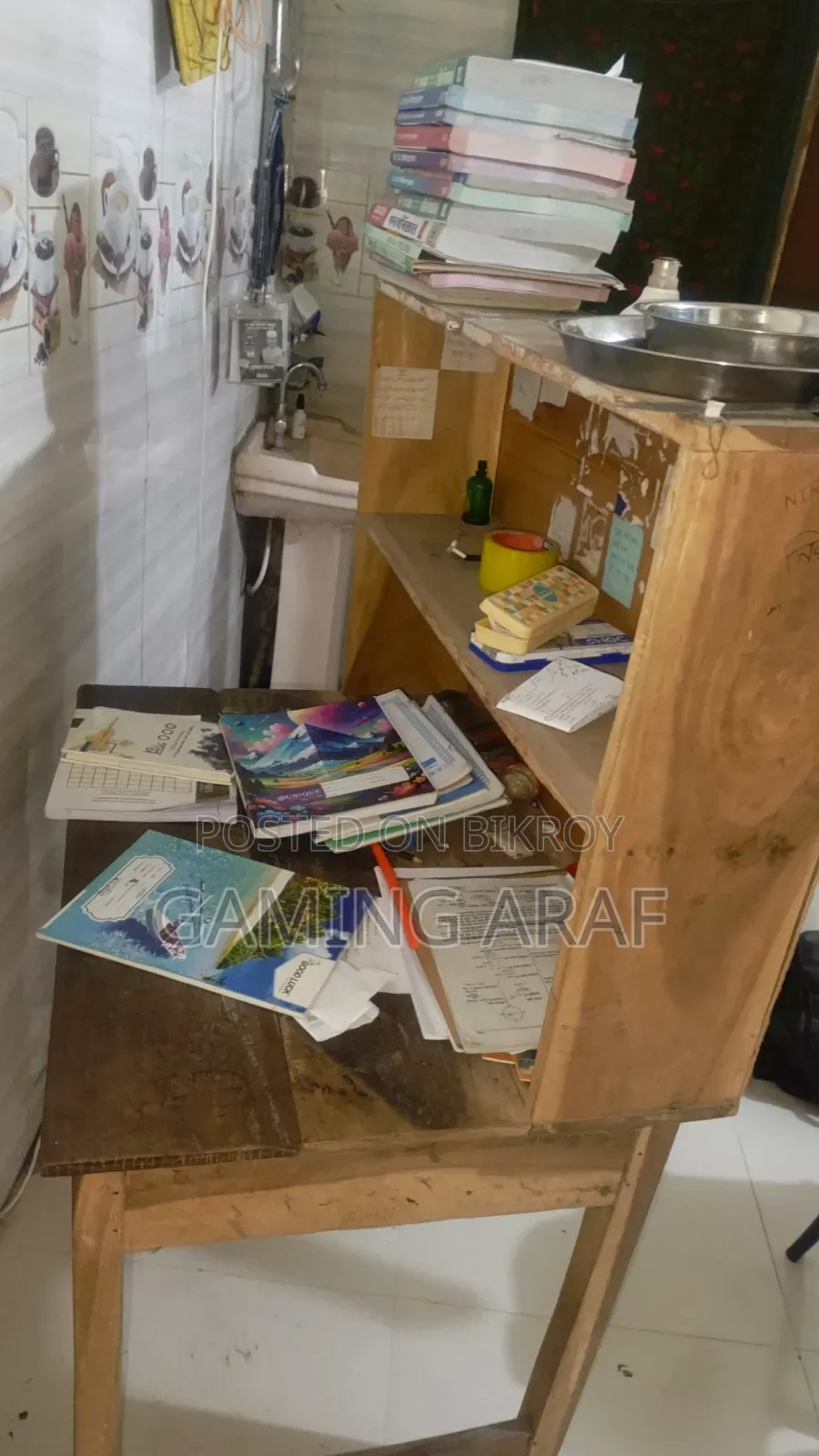 মিডিয়াম সাইজের সুন্দর ও মজবুত টেবিল – ভালো কন্ডিশন