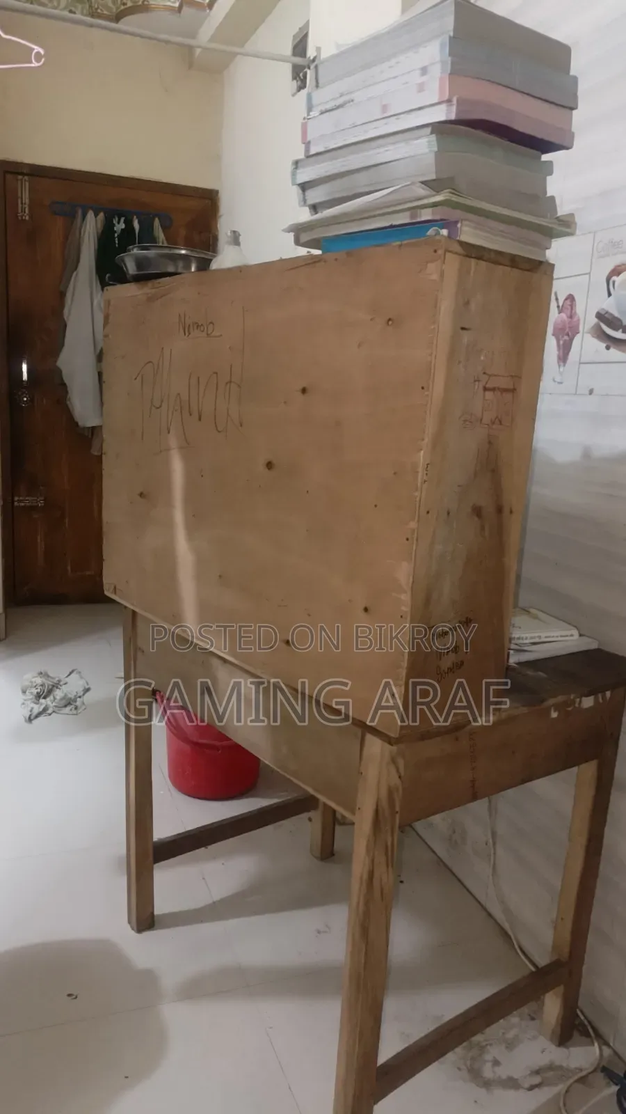 মিডিয়াম সাইজের সুন্দর ও মজবুত টেবিল – ভালো কন্ডিশন