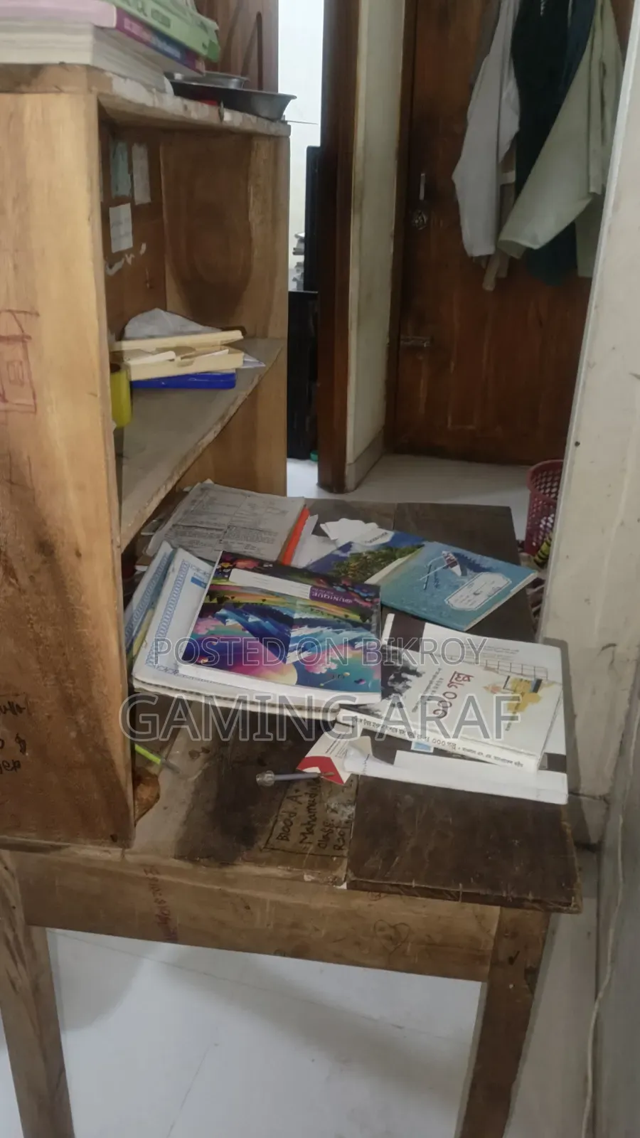 মিডিয়াম সাইজের সুন্দর ও মজবুত টেবিল – ভালো কন্ডিশন