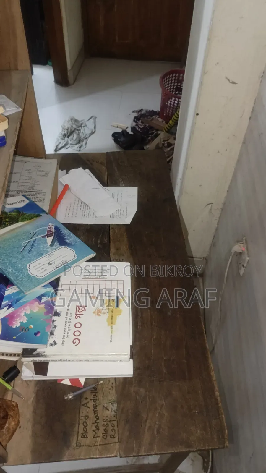 মিডিয়াম সাইজের সুন্দর ও মজবুত টেবিল – ভালো কন্ডিশন