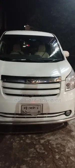 টয়োটা নোয়া ২০১০ পার্ল