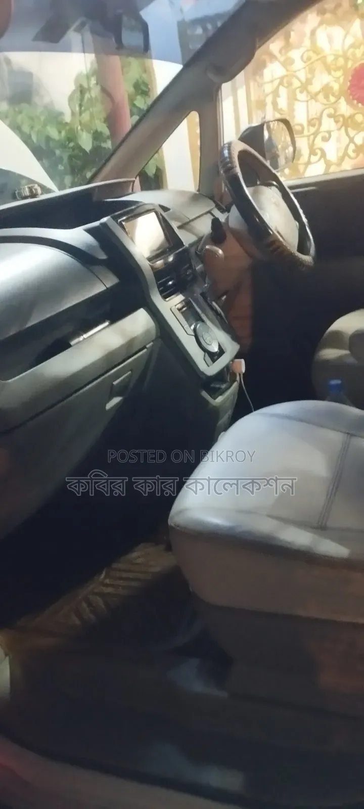 টয়োটা নোয়া ২০১০ পার্ল