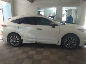 টয়োটা হ্যারিয়ার ২.৫ হাইব্রিড ২০২০ পার্ল