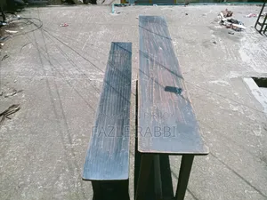 কাঠের বেঞ্চ