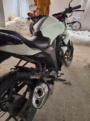 সুজুকি গিক্সার ২০১৫ বেইজ