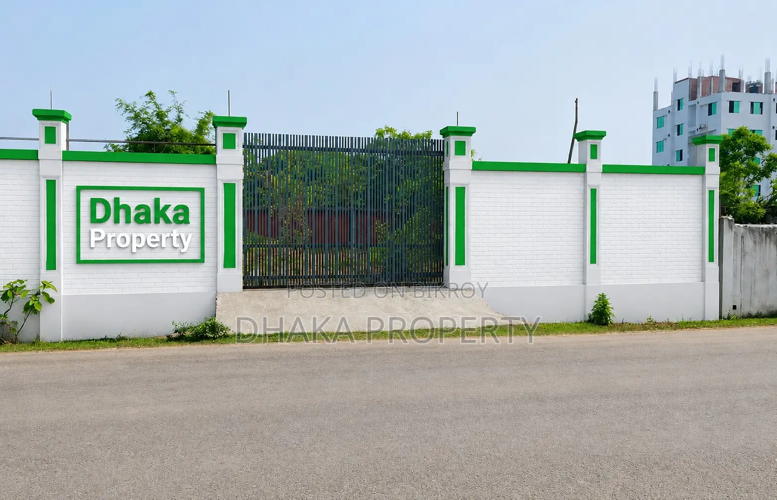 Sector-18 এ ৩০/১০ ফুট কর্নার ৩ কাঠা উত্তরমুখী