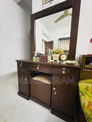 ড্রেসিং টেবিল