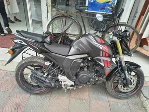 ইয়ামাহা এফজেডএস ভি২ ২০২৫ কালো