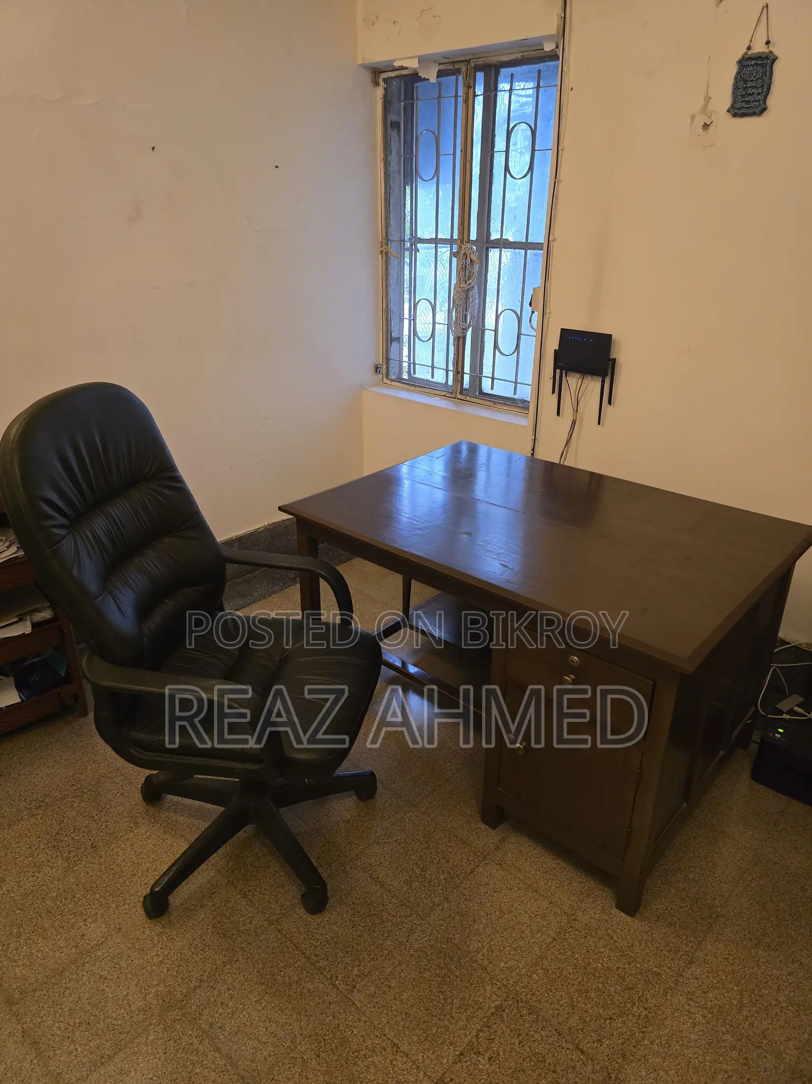 আসল কাঠের ওয়ার্ক ডেসক এবং চেয়ার