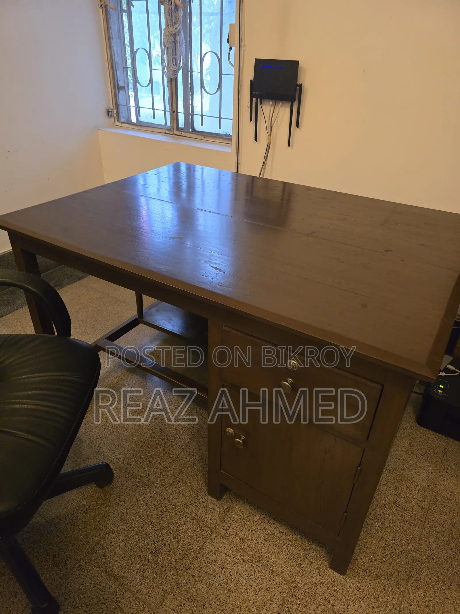 আসল কাঠের ওয়ার্ক ডেসক এবং চেয়ার