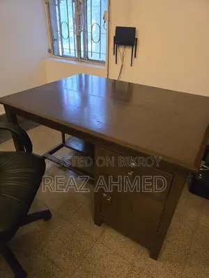 আসল কাঠের ওয়ার্ক ডেসক এবং চেয়ার