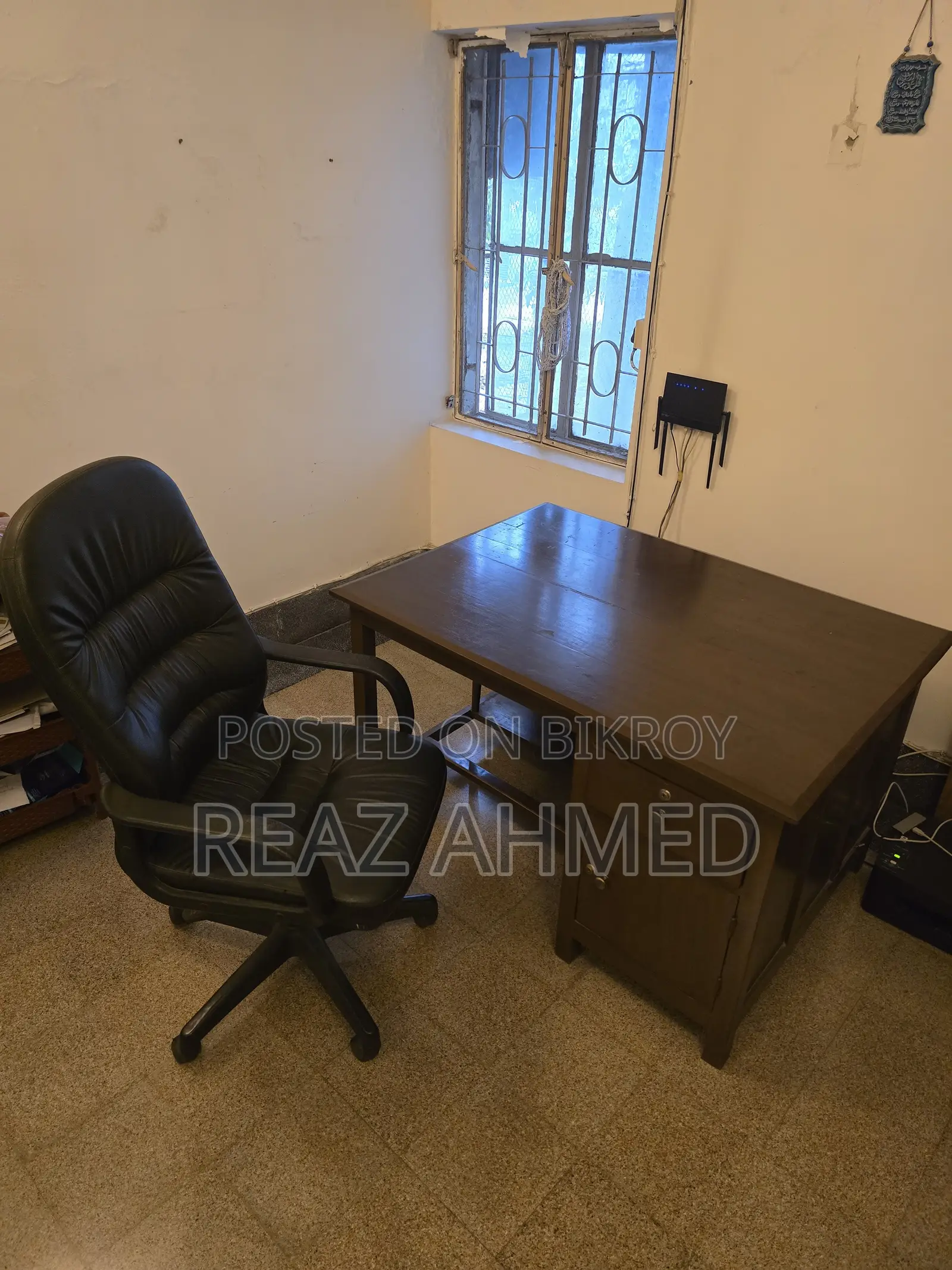 আসল কাঠের ওয়ার্ক ডেসক এবং চেয়ার