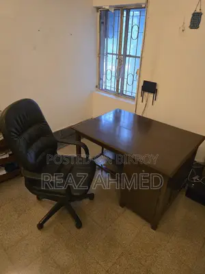আসল কাঠের ওয়ার্ক ডেসক এবং চেয়ার