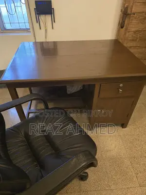 আসল কাঠের ওয়ার্ক ডেসক এবং চেয়ার