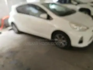 টয়োটা অ্যাকোয়া ২০১৩ পার্ল