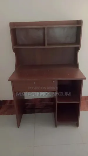 পড়ার টেবিল
