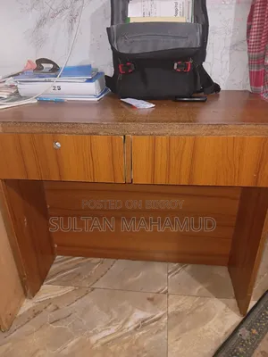 পড়ার টেবিল