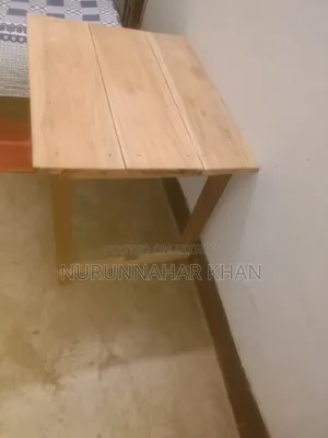 কাঠের টেবিল